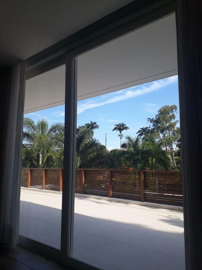 Suíte com Cama King-size e Vista da Piscina